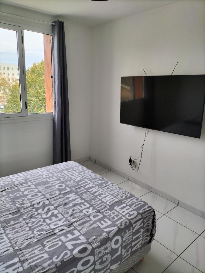 Jolie Appartement Proche Tramway Venissieux Exterior photo